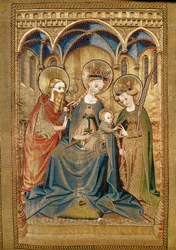 Sankt Maria med barnet mellem Sankt Katarina og Sankt Johannes Døberen, detalje (Broderi på linned, guld- og sølvtråd, silke, fløjl, perler og glas)