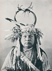 En indianer med bøffelhorns hovedbeklædning, 1912