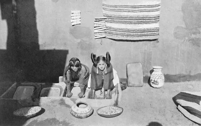 Hopi indiske kvinder maler majsmel, Walpi, Arizona, 1912