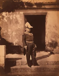 Fransk Marechal Pelissier, fuldlængde portræt i uniform og hat, stående foran bygningen, Krimkrigen, Krim, Ukraine