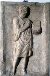En mand, der skriver med en kuglepen på en vokstavle, romersk basrelief, 2.-3. århundrede.