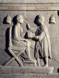 En øjenlæge undersøger øjnene på sin patient (nedre relief, 2. århundrede)