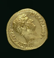 Aureus (forsiden) af Hadrianus (117-138 e.Kr.) med barhovedet. (guld) Indskrift: HADRIANVS AVGUSTVS (for bagside se 119153)