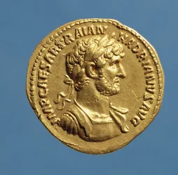 Aureus (forside) af Hadrian (AD 117-AD 138) draperet, cuirassed, iført en laurbærkrans. (guld) Indskrift: IMP CAESAR TRAIAN HADIANVS AVG