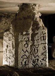 Borne (eller cippe) af Forum Romanum (Foro Romano) fundet under buen af Septime Severe. Graveret indskrift på latin. 6. århundrede f.Kr. Rom, Forum Romanum - Stele (cippus) med indgraveret tekst på latin af en hellig lov, fra Lapis Niger. Sten, 6. årh