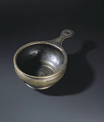 Bronze patera ornamenteret på bule, base og håndtag, fra Whitehill, Westruther