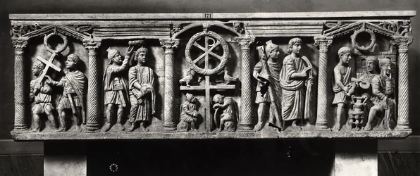 Kristen sarkofag udsmykket med scener fra Kristi lidelse, herunder Arrestationen og Kristus for Pontius Pilatus, fra Sankt Domitillas katakomber