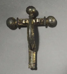 Armbrøstfibula, c.350-400 (bronze, forgyldt bronze, sølv og niello)