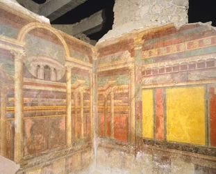 Fresker i anden pompejansk stil med falsk arkitektur, fra et rum i Mysteriernes Villa, Pompeji, Campanien, romersk civilisation