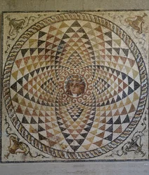 Geometrisk mosaik med Dionysos i midten afdækket i romersk villa i Korinth, Grækenland, romersk civilisation, anden halvdel af det 2. til begyndelsen af det 3. århundrede e.Kr (mosaik)