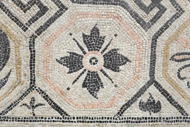 Geometrisk mønster fra Via san Rocchino domus, 2. århundrede e.Kr (mosaik)