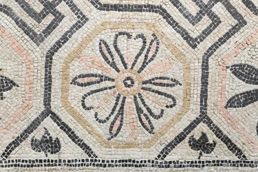 Geometrisk mønster fra Via san Rocchino domus, 2. århundrede e.Kr (mosaik)