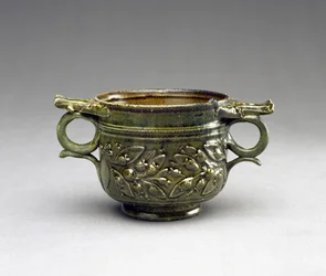 Grønglaseret Skyphos med hævede håndtag, blad- og bærlister, AD 1-100 (terracotta)