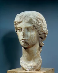 Leder af Agrippa den ældre, kone til Germanicus, barnebarn af Augustus, datter af Agrippa og Julie og mor til caligula. Marmor skulptur. Søn 0,44 m. Realiseret omkring 37-41 e.Kr. Paris, Louvre-museet