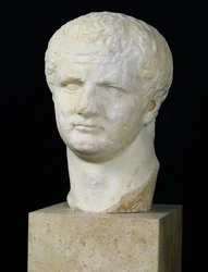 Titus hoved (39-81) (marmor)