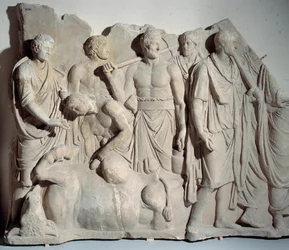 Marmorrelief fra Forum Trajan: scene for haruspice (devin etrusque), der konsulterer en tyrs indvolde med præst og liktorer. Svag. 0,6x2 m. omkring 120 e.Kr. Paris, Louvre-museet