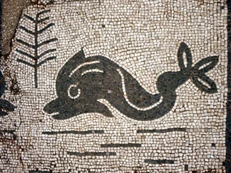 Repræsentation af en delfin efter en mosaik på pladsen i Corporazioni of Ostia (Ostia) antica.