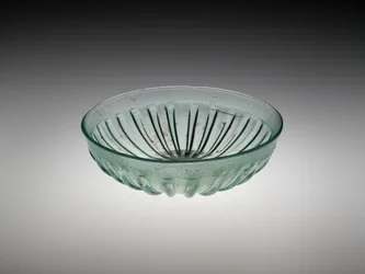 Ribbet glasskål, AD 100-200 (formblæst og skåret glas)