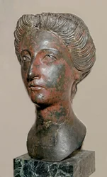 Romersk kunst: Bronzebuste af en kvinde iført stil som Antoninernes regne (92-162 e.Kr.) Rom, Museo della Civilta Romana