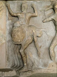 Romersk kunst: Hercules and the Giant har tre hoveder Geryon (en episode af de tolv (12) værker af Hercules) Frynsefragment fra teatret i Delphi. 1. århundrede e.Kr. Delphi, arkæologisk museum