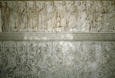 Romersk kunst: "" Kejserlig kortege af kejser Augustus""" Lavt nordrelief i marmor af Ara Pacis Augustae bygget mellem 13 og 9 f.Kr. på Champ de Mars (Mars-marken) i Rom for at mindes freden efter krigene i Rom.