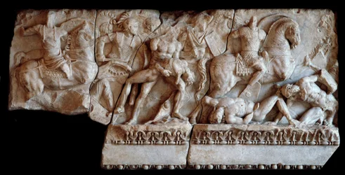 Romersk kunst: fragment af marmorsarkofag, der repræsenterer en kampscene mellem gallere og romere, 20 e.Kr. (romersk kunst: fragment af marmorsarkofag med relief af en kamp mellem romerske og galliske soldater, 20 e.Kr.) Dim 87x173 cm Mantua, Palazzo Duca