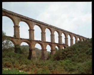 Romersk kunst: udsigt over akvædukten i Tarragona (akvædukten af ​​Ferreres eller Pont du Diable) 1. århundrede, Spanien (romersk kunst: udsigt over den romerske akvædukt Pont de les Ferreres (Pont del Diable) Tarragona, Spanien)