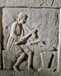 Romersk kunst: detalje af en stele, der forestiller en smed, der slår metal på en ambolt. Fra Konstantinopel. 1. århundrede f.Kr. Istanbul, Arkæologisk Museum
