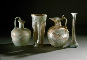 Romersk kunst: kander, krukker og glasvaser fra Pompeji. 1. århundrede. Museo Archeologico Nazionale, Napoli