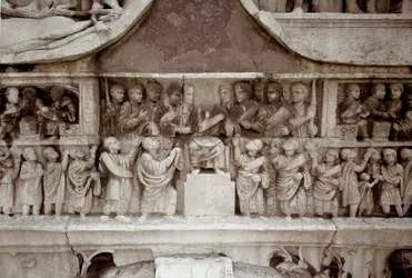 Romersk kunst: lavt marmorrelief, der repræsenterer fordelingen af tilskud til folket i Cesars forum. 312-315 e.Kr. Konstantinbuen, Rom - romersk kunst. Kejseren fordeler penge blandt folket (largitio). Relief, 312-315 e.Kr. Konstantbuen