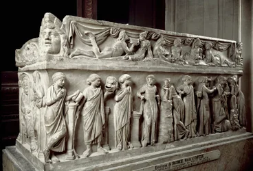 Romersk kunst: Marmorsarkofag dekorerer strømper, der viser muserne og en banketscene. Fra Ostia. 120-130 e.Kr. Paris, Louvre-museet