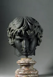 Romersk kunst: fremstilling af Antinous (eller Antinoo, ca. 110-130), ung mand og elsker til kejser Hadrian. Bronzeskulptur. Firenze, Museo Archeologico