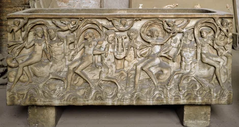 Romersk kunst: sarkofag dekoreret med lave relieffer, der forestiller et optog af mænader og kentaurer, som danser og spiller musik. Slutningen af det 3. århundrede. Museo Nazionale Romano (eller delle Terme), Rom