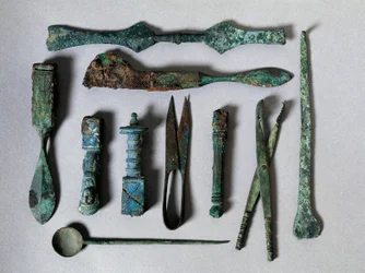 Romersk kunst: sæt af kirurgiske instrumenter fra Kirurgens Hus i Pompeji. 1. århundrede f.Kr. Napoli, Museo Archeologico Nazionale