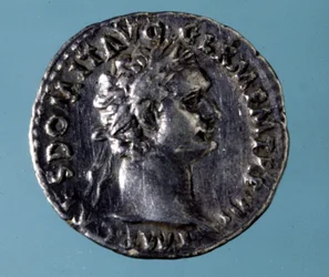 Sølvmønt med billedkunst af den romerske kejser Domitian (51 - 96). Samling af Medagliere i Milano.