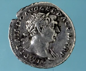 Sølvmønt med den romerske kejser Trajans (53-117) billede. Samlingen i Medagliere i Milano.