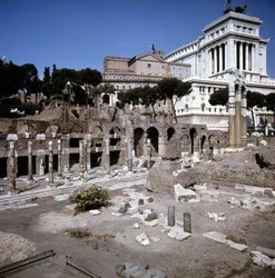 Caesar Forum begyndte i -54 f.Kr. og sluttede under kejser Augustus (Octavian eller Octavian) (63 f.Kr. - 14). Rom.