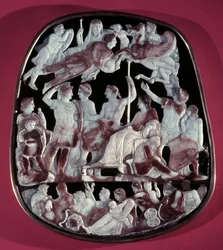 Den store cameo af det hellige kapel eller kamee af Augustus apoteose: 24 figurer er repræsenteret, inklusive den romerske kejser Augustus (i midten), Cæsar Germanicus, Tibere, Nero, Caligula og Livie (Livia Drusilla Augusta, 58 f.Kr.). Øverst