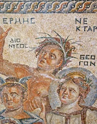 Præsentation af baby Dionysus af Hermes. Detalje af Hermes, Nektar og Theogen, House of Aion, Paphos, Cypern mosaik