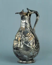 Tresor de Boscoreale: akvamarin: På halsen: to åndsvinger, der vander griffiner. På maven: to sejre ofrer en tyr på hver side af et alter, der bærer Palladion, Athenas emblem. Slutningen af det 1. århundrede f.Kr.- 1. århundrede e.Kr. Søn 0,24 m. P