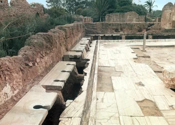 Udsigt over et fælles toilet, muligvis en del af Hadrianic Bath-komplekset, ca. 127 e.Kr.