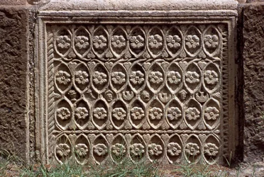 Arkitektonisk fragment med udskåret dekoration, højkejsertid (27 f.Kr.-395 e.Kr.)