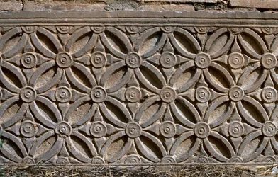 Arkitektonisk fragment med udskåret dekoration, højkejsertid (27 f.Kr.-395 e.Kr.)