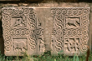 Arkitektonisk fragment med udskåret dekoration, højkejsertid (27 f.Kr.-395 e.Kr.) (se detaljer 267012)