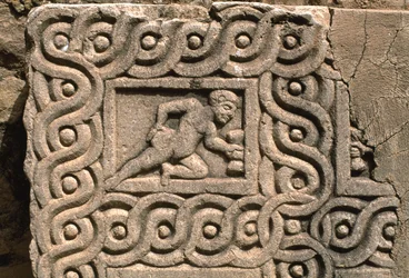 Arkitektonisk fragment med udskåret dekoration, detalje, høj kejsertid (27 f.Kr.-395 e.Kr.) (se også 267011)