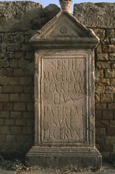 Stela med en indskrift på Sertius Marked Høj kejserlig periode (27 f.Kr.-395 e.Kr.)