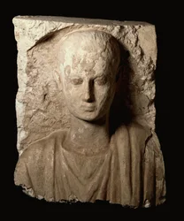 Fragment fra et monument udskåret med den øverste torso af en ung dreng, koptisk periode, ca. 300 e.Kr. (kalksten)