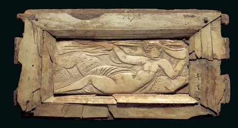 Indrammet plakette med en kvindefigur, fra Egypten, slutningen af 3. til begyndelsen af 4. århundrede e.Kr. (knogle)