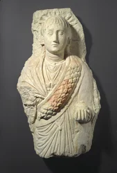 Begravelsesfigur af en kvinde, fundet i Oxyrhynchos, 3.-4. århundrede (kalksten med spor af gesso og maling)