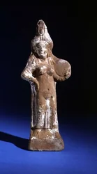 Statuette af gudinden Isis, der holder en tympanon (malet terracotta)